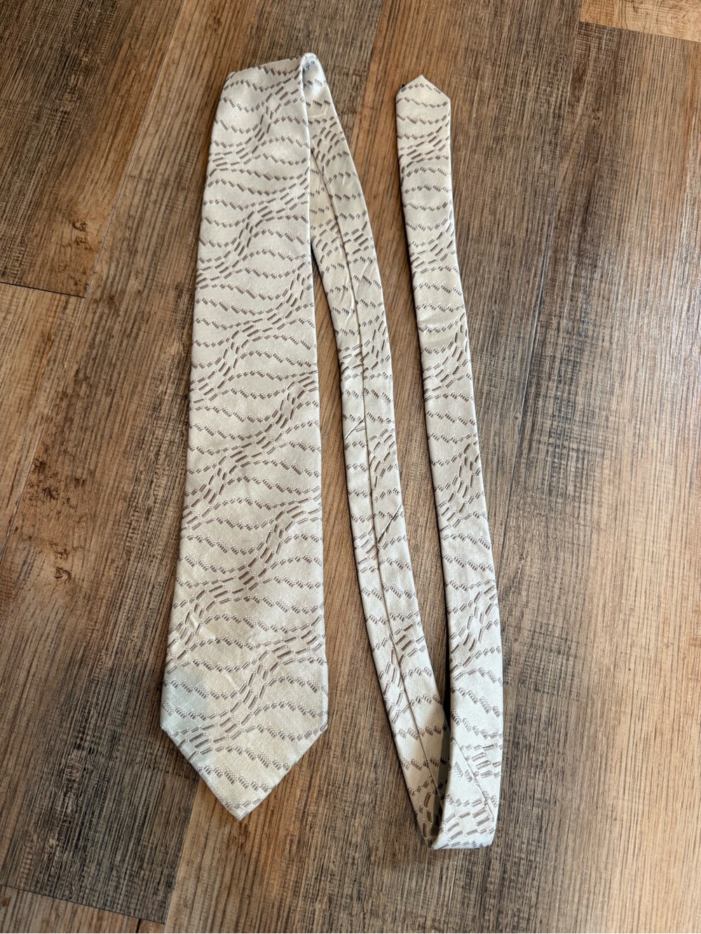 Express Cream Tie with Subtle Brown Wave Pattern 100% silk